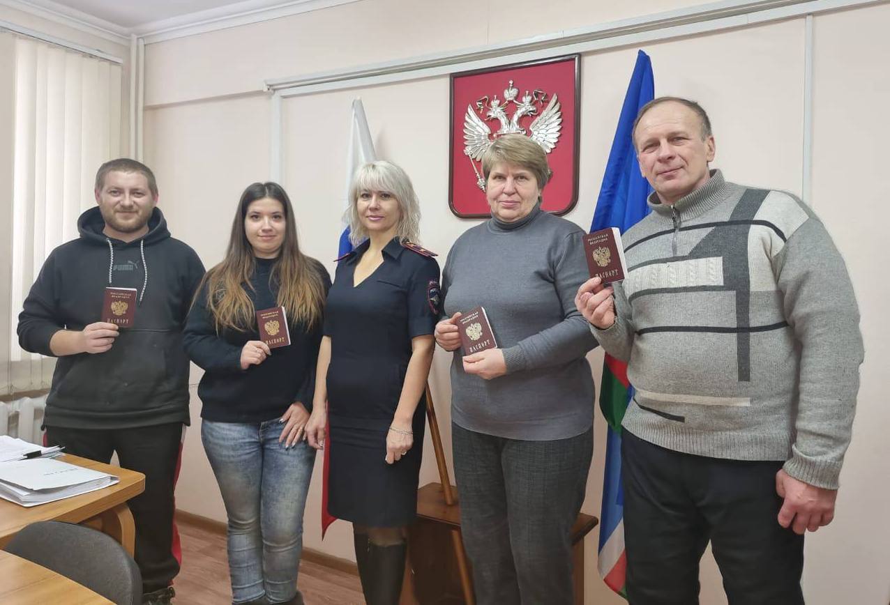 Четверо жителей ЛНР получили российские паспорта в якутском Ленске