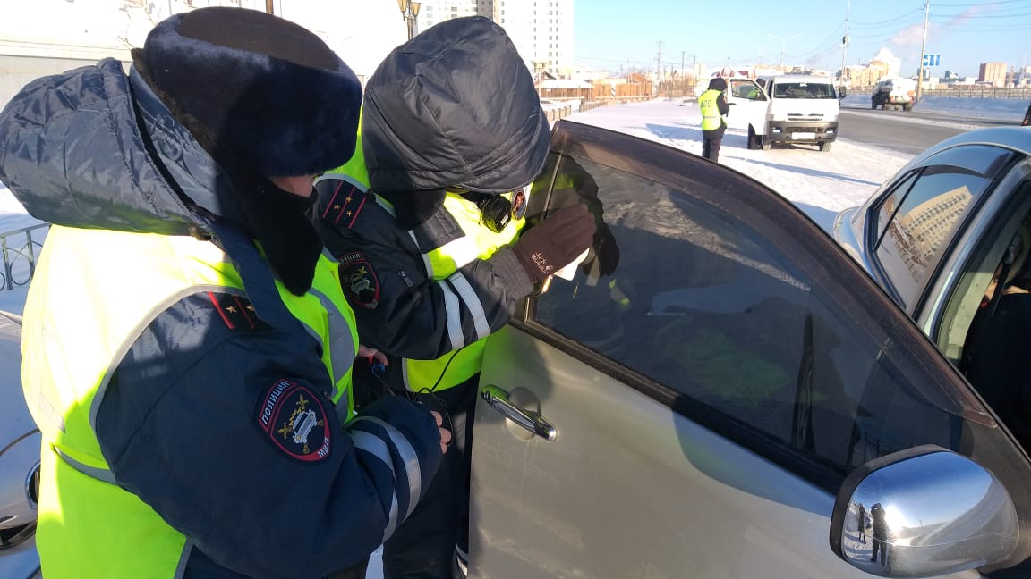 Сотрудники Госавтоинспекции Якутии проводят массовые проверки водителей