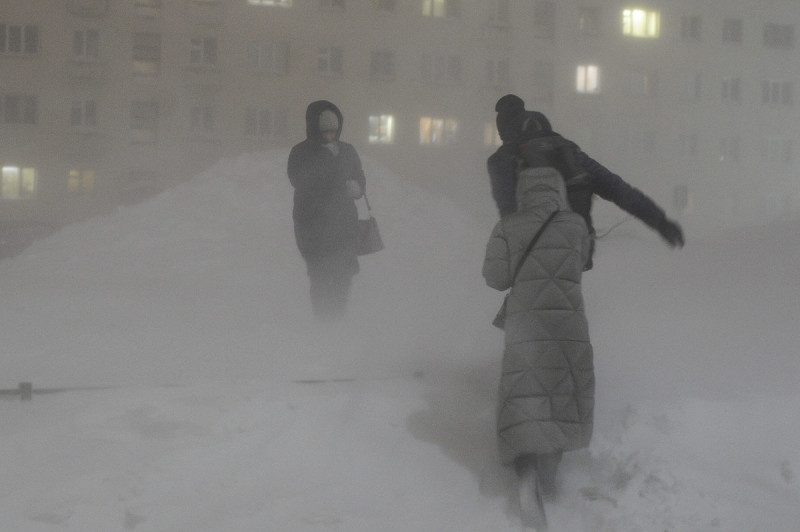 Порывы ветра до 16-21 м/с прогнозируют в двух районах Якутии 15 ноября