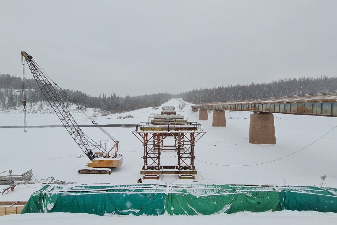 Строительная готовность моста через реку Нюя в Ленском районе Якутии составляет 51%