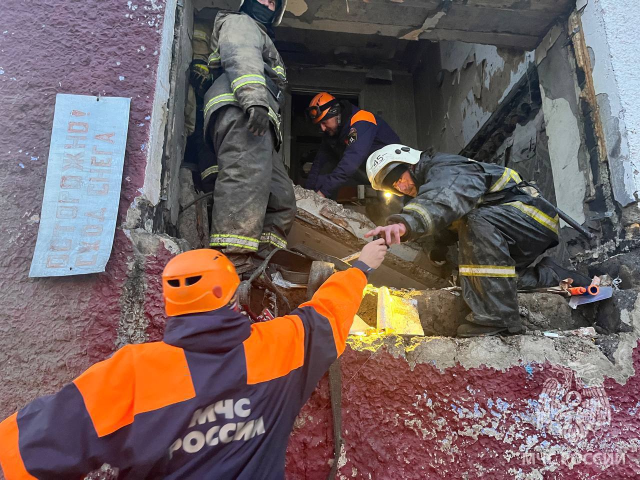 Число погибших при взрыве газа в доме на Сахалине увеличилось до девяти