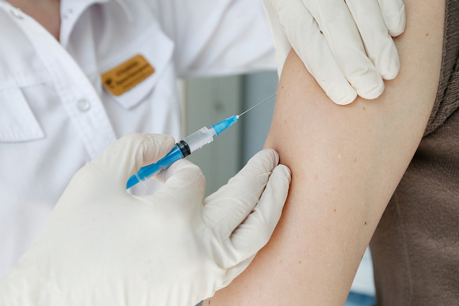 Свыше 405 тыс человек сделали прививки против гриппа в Якутии
