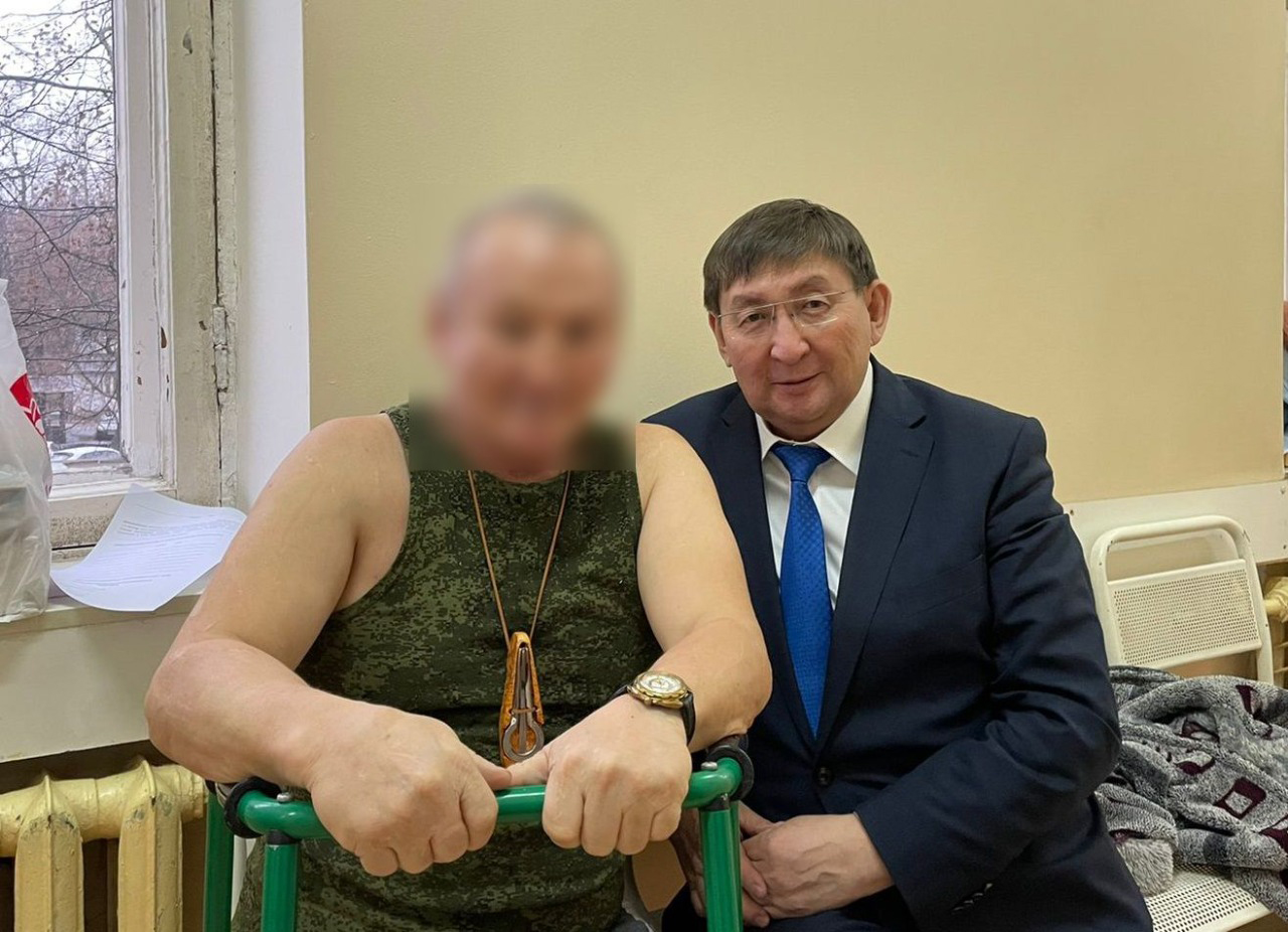 Министр культуры и духовного развития Якутии Юрий Куприянов навестил раненых военнослужащих