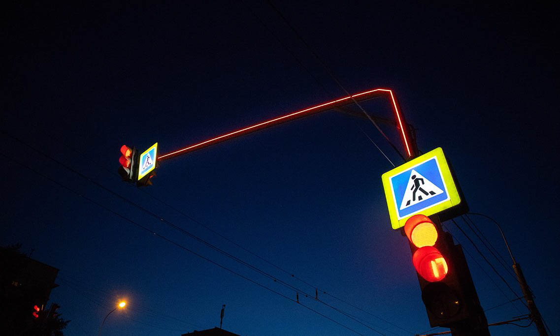 Экспериментальные светодиодные полосы, дублирующие светофор, установили в Якутске