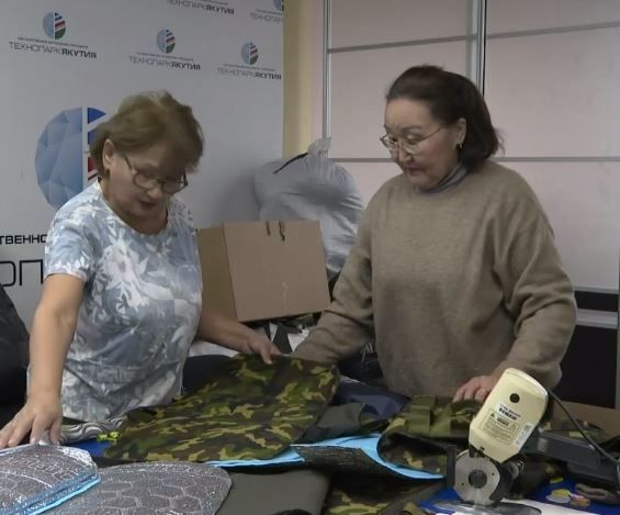 Якутские домохозяйки и пенсионерки шьют одежду и вещи для участников СВО