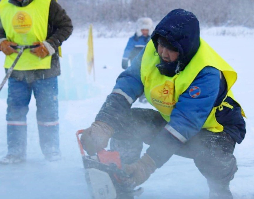 Энергетики Оленекского района Якутии заготовили лед семьям мобилизованных