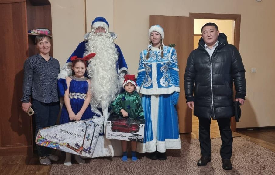Детям мобилизованных граждан вручают подарки в Ленском районе Якутии