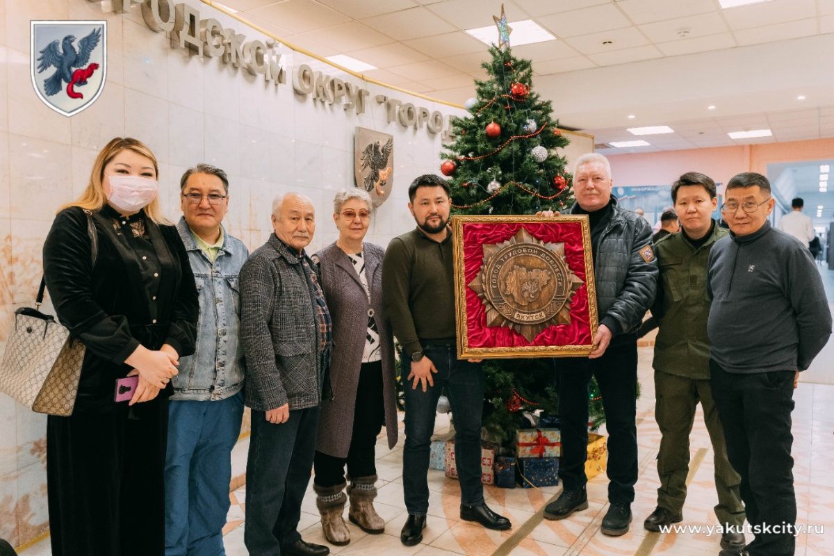Якутск получил памятный знак-полотно «Город трудовой доблести»