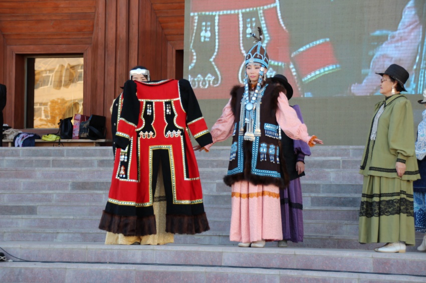 Мастера из республики представили обряд одевания якутской невесты в Москве