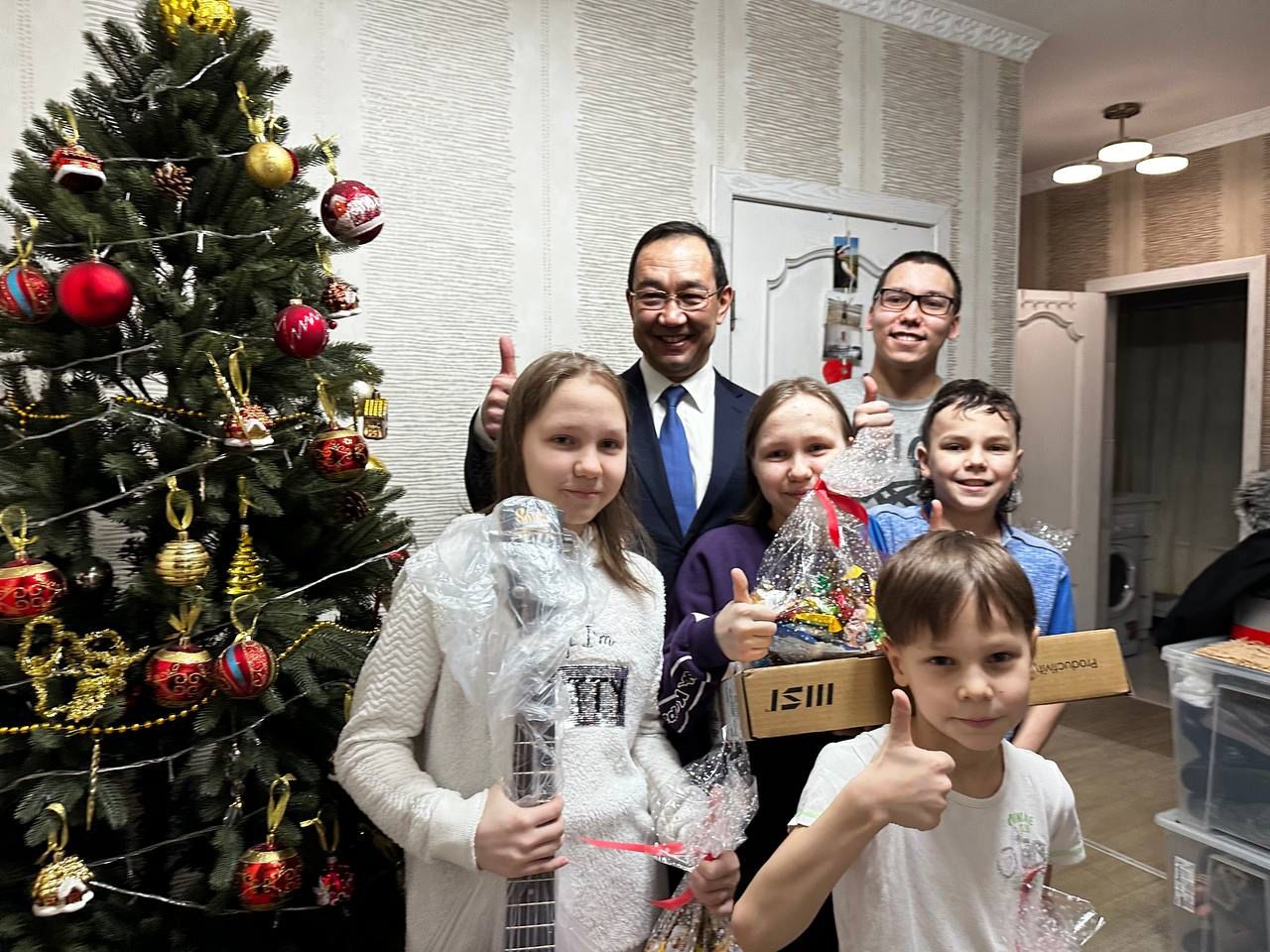 Глава Якутии посетил многодетную семью в рамках акции «Елка желаний»