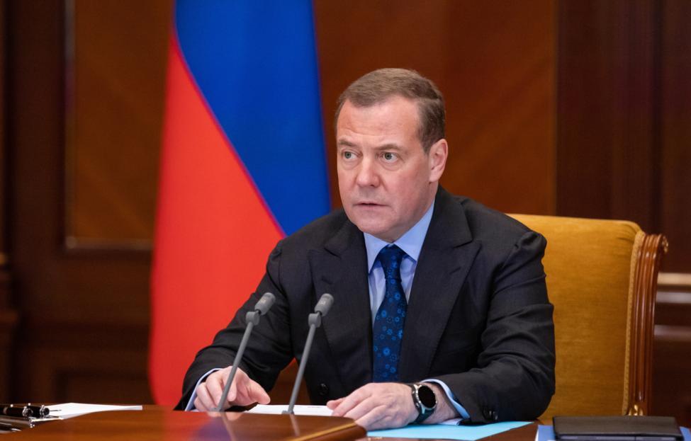 Медведев стал первым заместителем Путина в Военно-промышленной комиссии