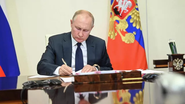Президент РФ утвердил порядок подачи жителями новых регионов заявлений на паспорт