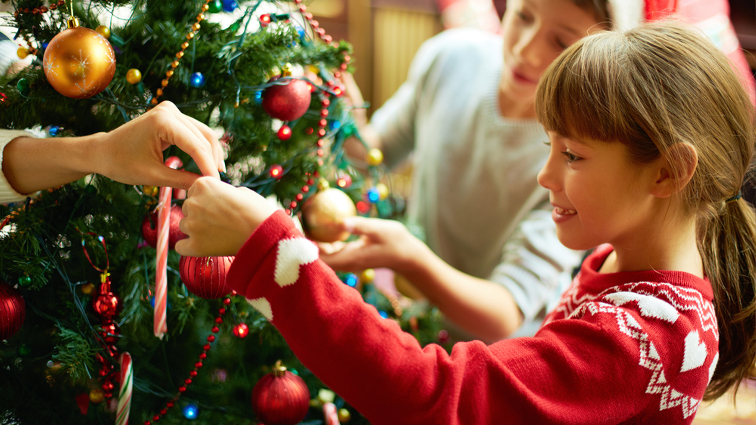 Новогодний праздник классом. Наряжаем елку. Дети наряжают елку. Новый год. Дети украшают елку.