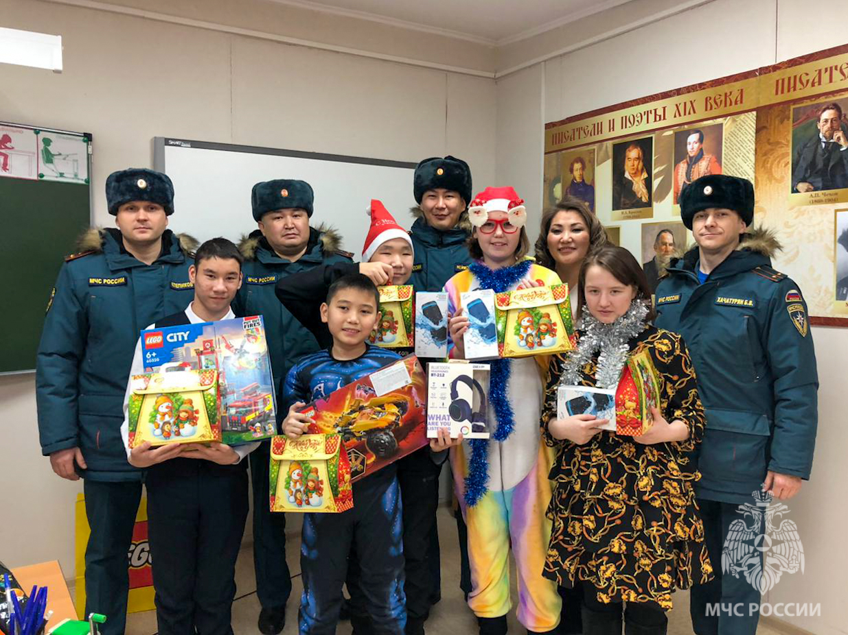 Специалисты МЧС Якутии приняли участие в благотворительной акции для детей-сирот