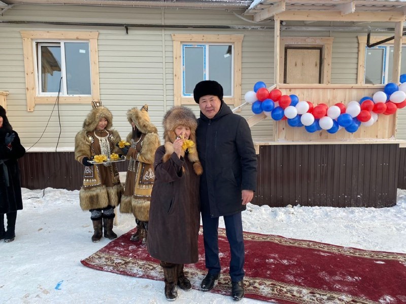 Детям-сиротам вручили ключи от квартир в селе Чурапча в Якутии
