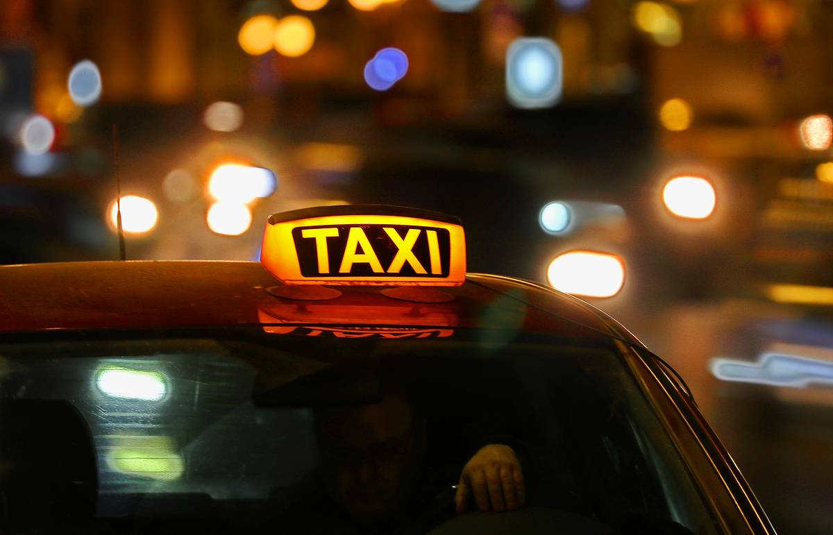 Россиянам с непогашенной судимостью запретили работать в такси
