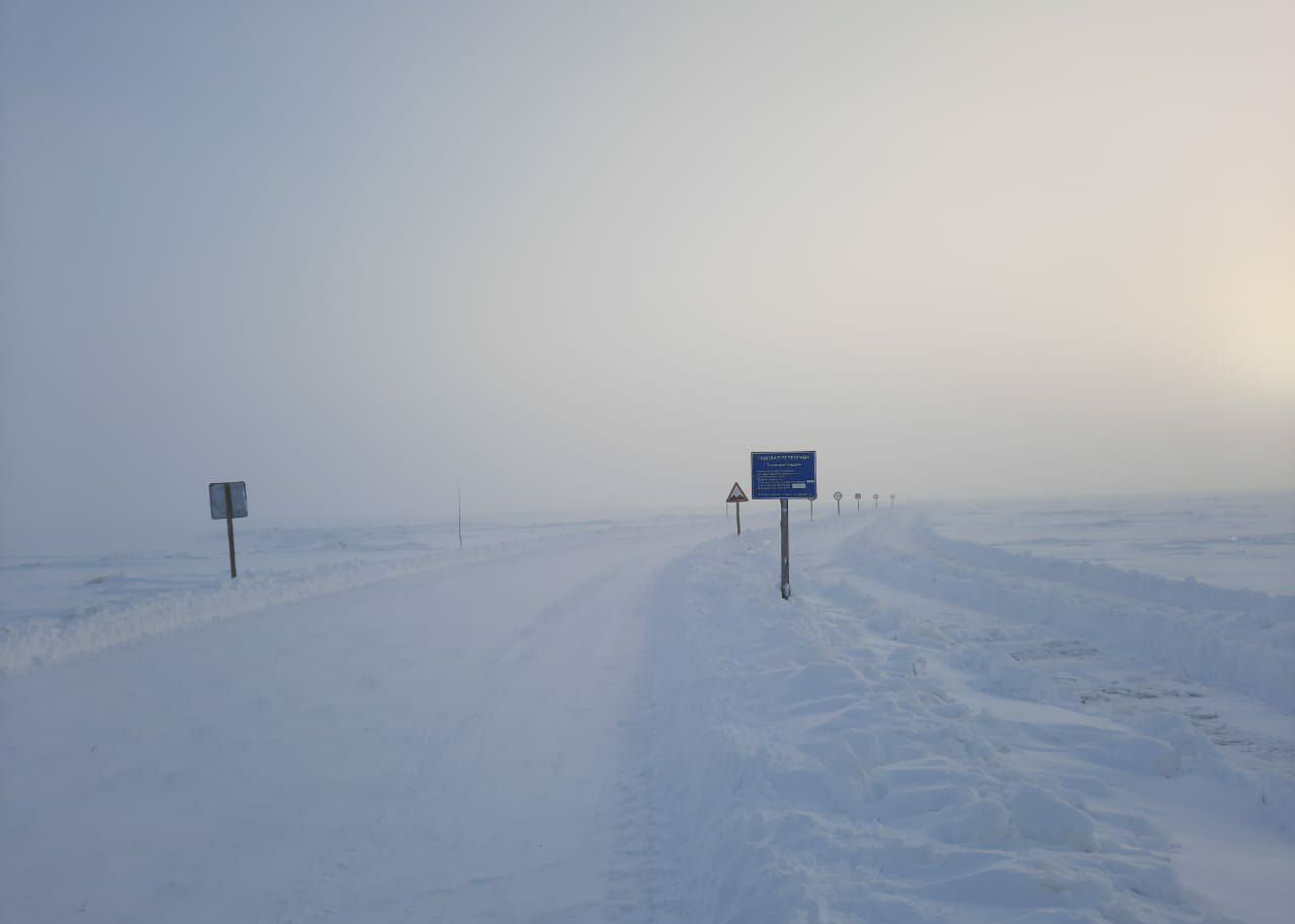 Движение по автозимнику «Олекминск-Ленск» временно запретили в Якутии