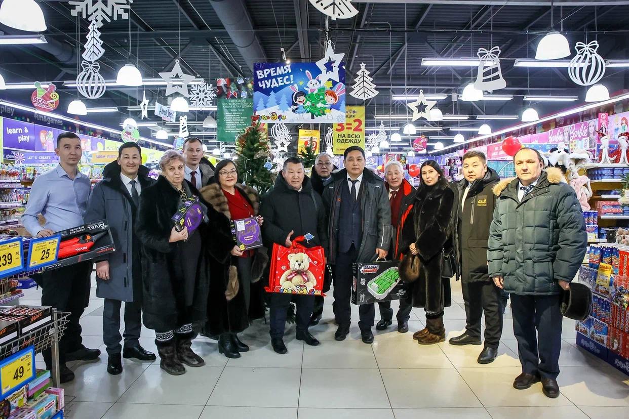 Власти Якутии приняли участие в благотворительной акции «Елка добра»