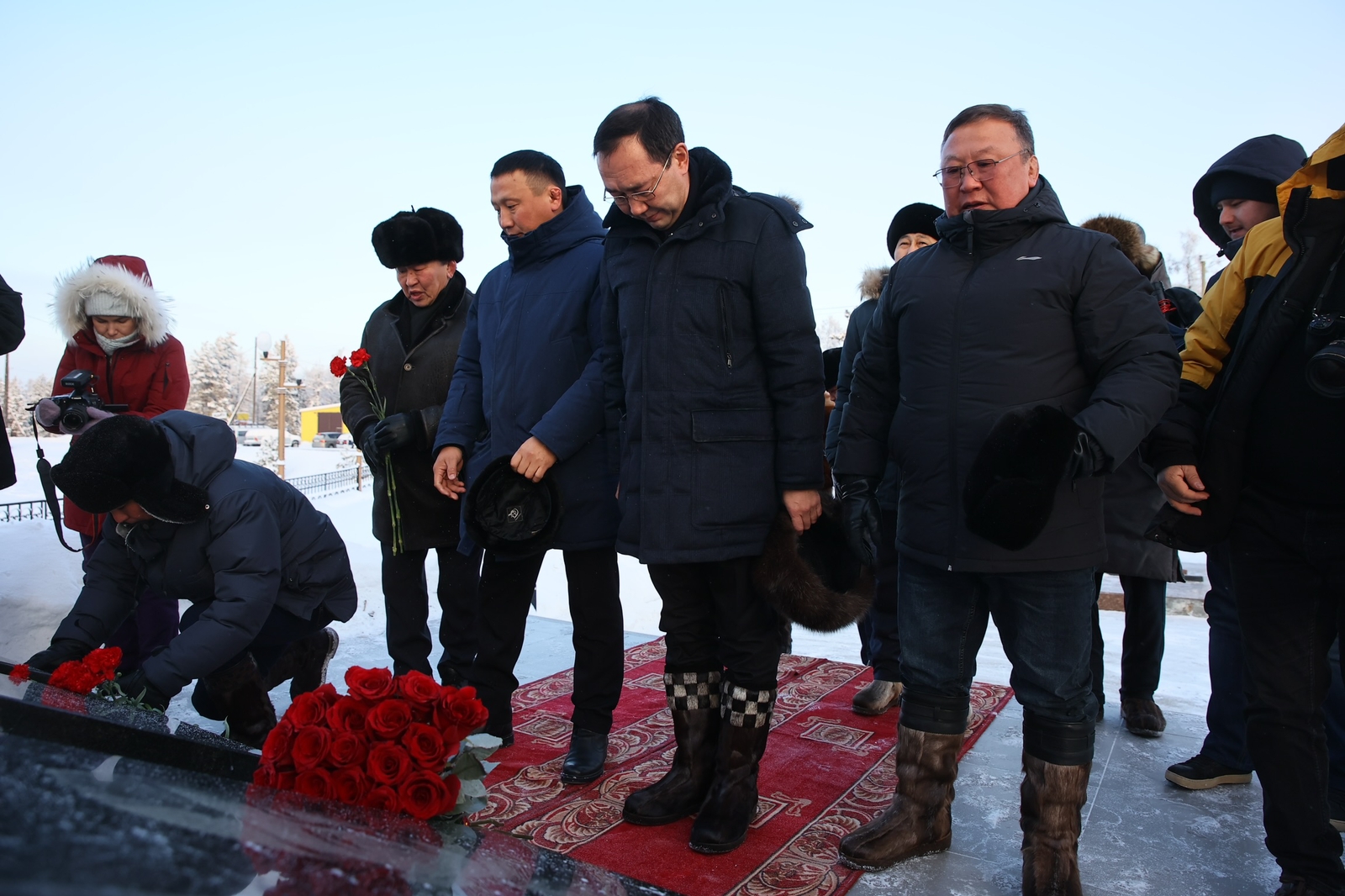 Глава Якутии возложил цветы к памятнику Герою Советского Союза Федора Попова