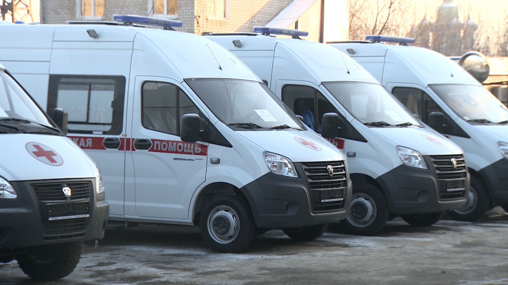Порядка двух тысяч школьных автобусов и машин скорой помощи поступит в регионы РФ в 2023 году