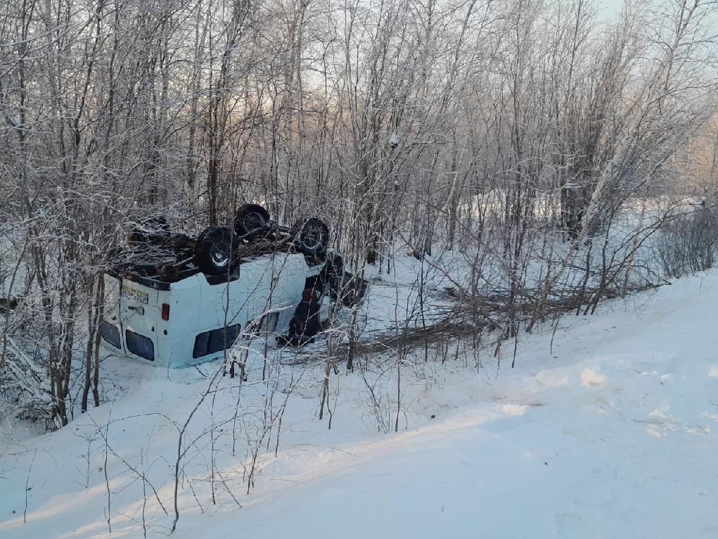 Машина скорой помощи опрокинулась в Нюрбинском районе Якутии