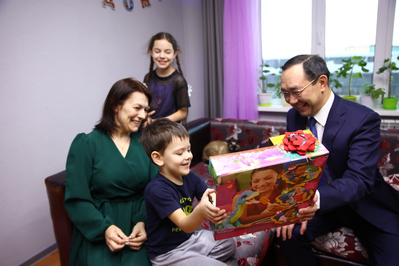 Глава Якутии исполнил новогоднее желание детей из семьи участника СВО