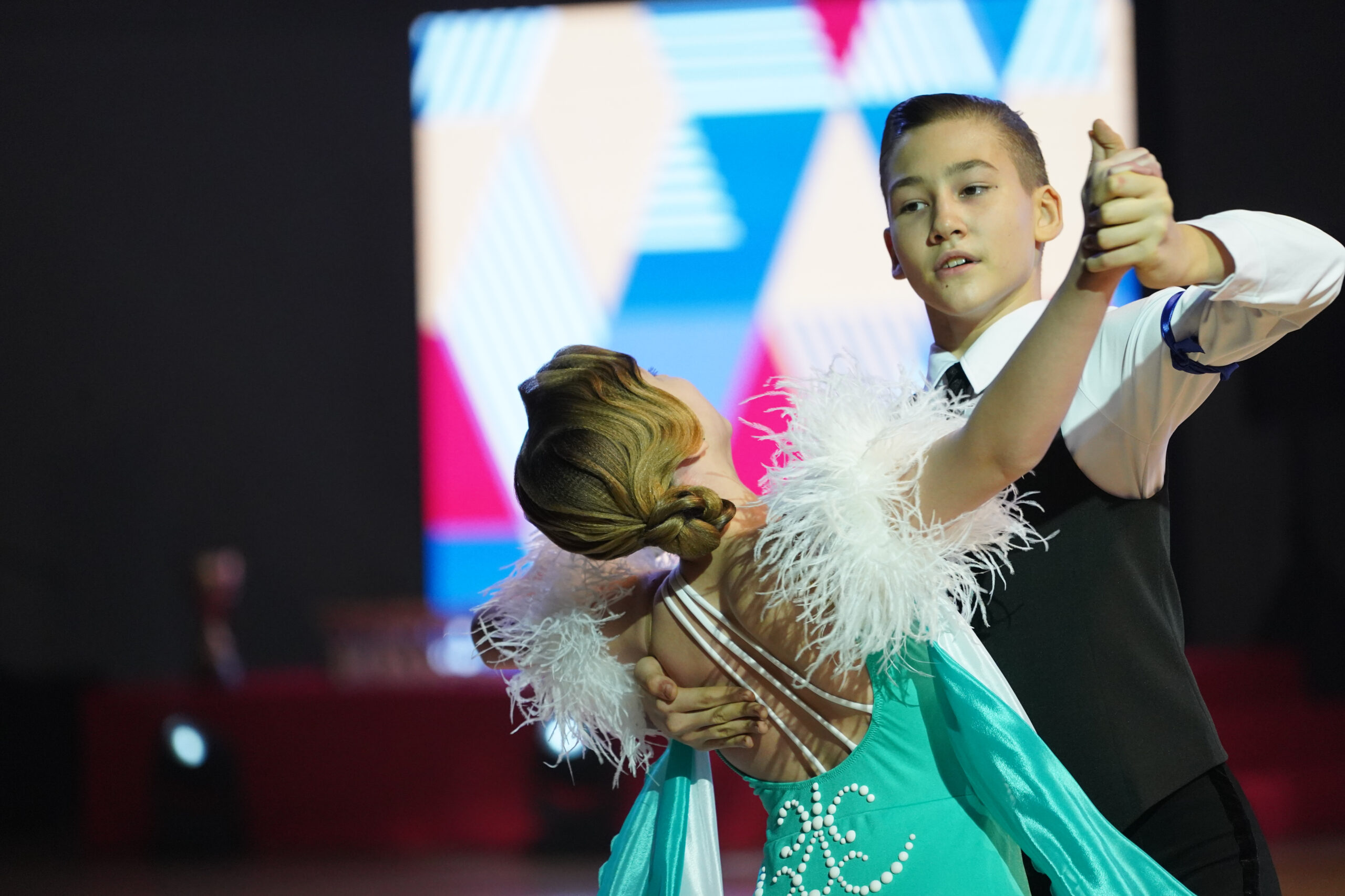30 пар приняли участие в соревнованиях по танцевальному спорту в якутском Мирном