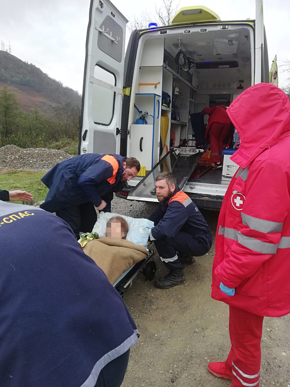 Сочинские спасатели эвакуировали якутскую туристку с травмой позвоночника