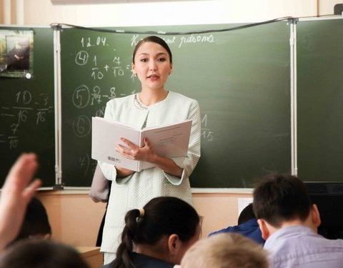 Айсен Николаев учредил премию педагогам-наставникам в размере 100 тыс рублей
