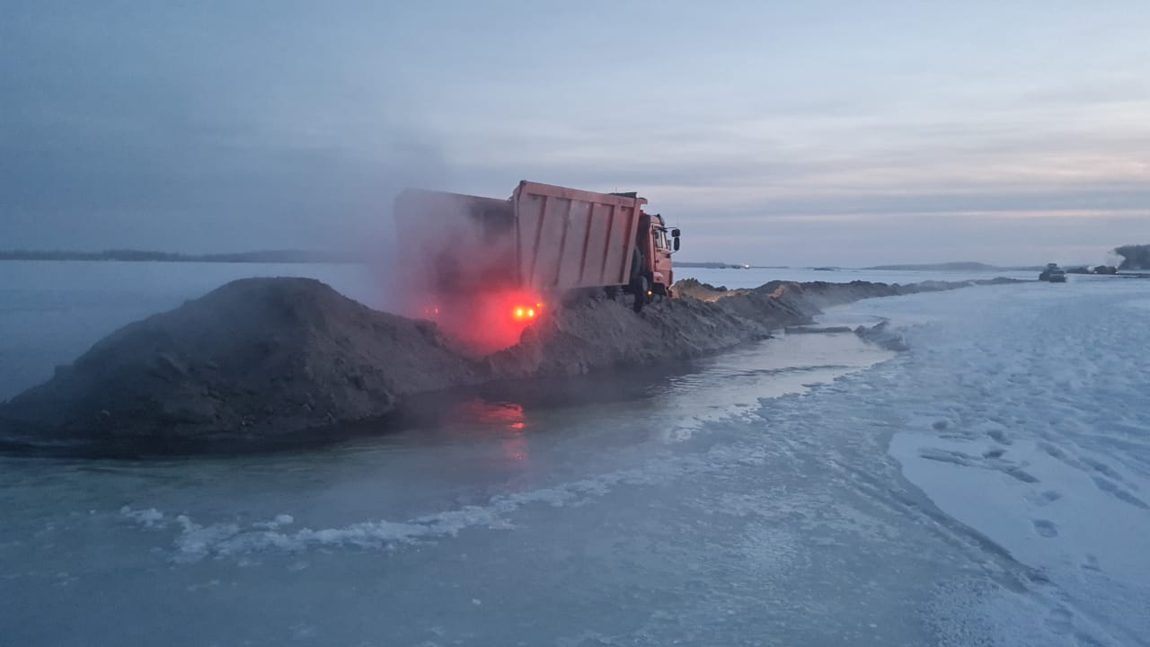 Подъем воды затруднил обустройство ледовой переправы через Лену в Якутии