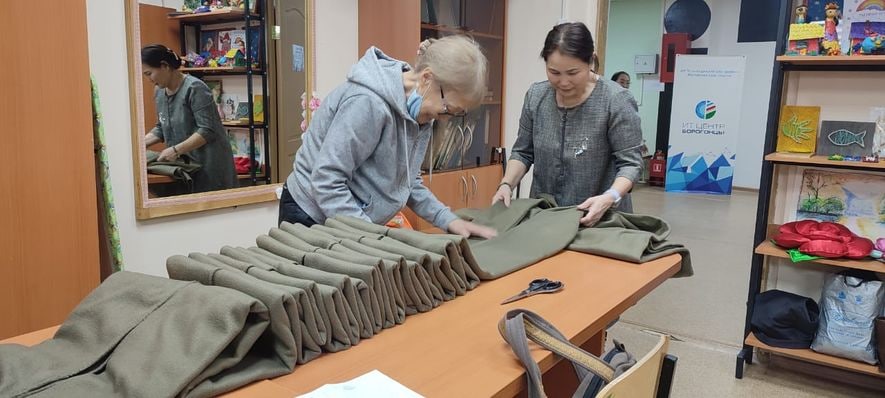 Жительницы Усть-Алданского района Якутии шьют вещи для мобилизованных