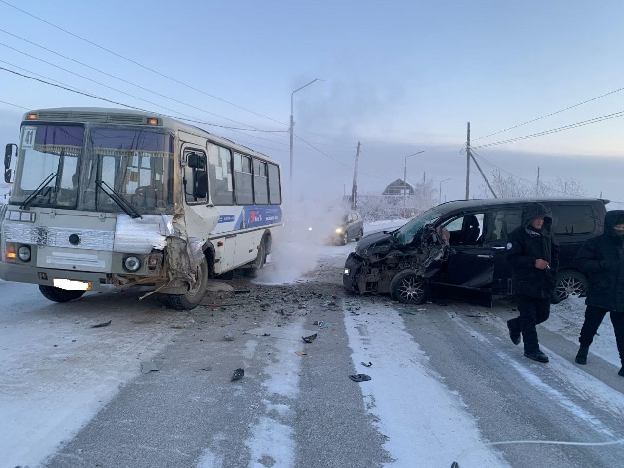 Ребенок пострадал при столкновении легкового автомобиля с автобусом в Якутске