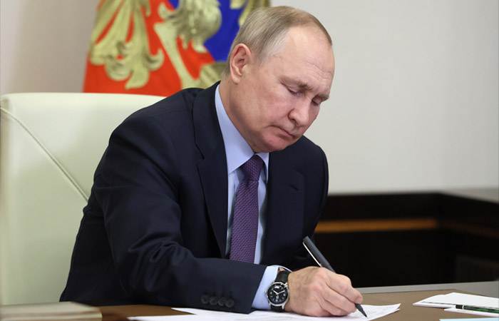 Президент РФ подписал указ об ответных мерах на введение потолка цен на нефть