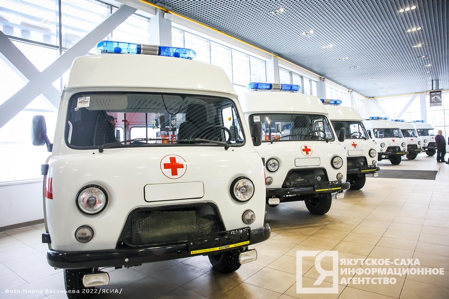 Медорганизации Якутии получили 12 машин скорой помощи