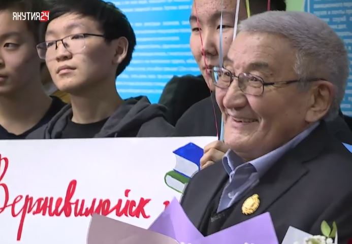 Первого народного учителя РФ из Якутии встретили в столице республики