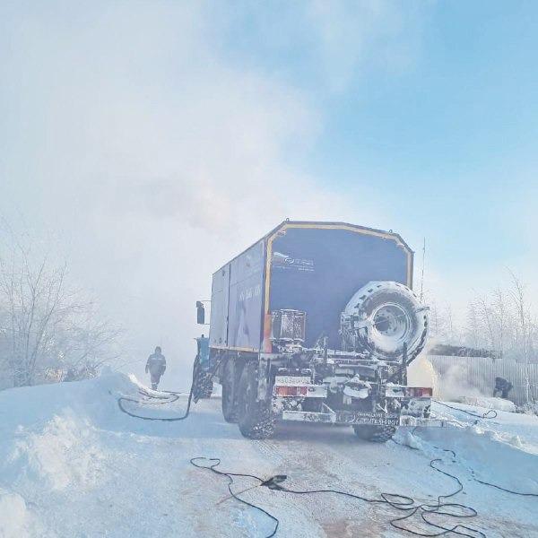 Специалисты отогревают участок трубопровода в якутском поселке Светлый