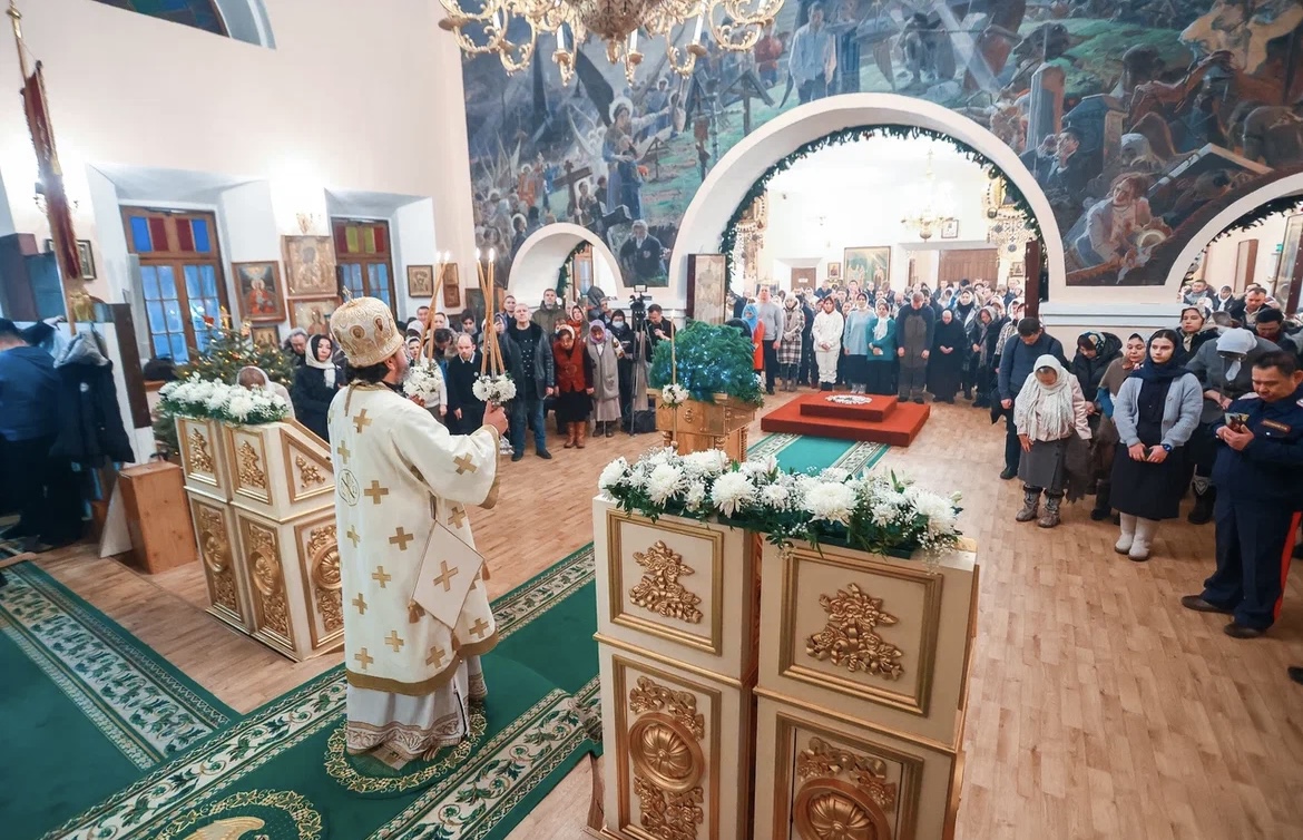 Айсен Николаев принял участие в Рождественской литургии в Якутске