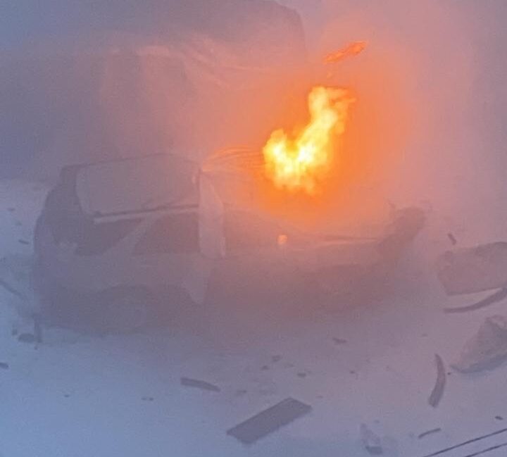 Автомобиль марки Toyota Lexus взорвался во дворе жилого дома в Якутске