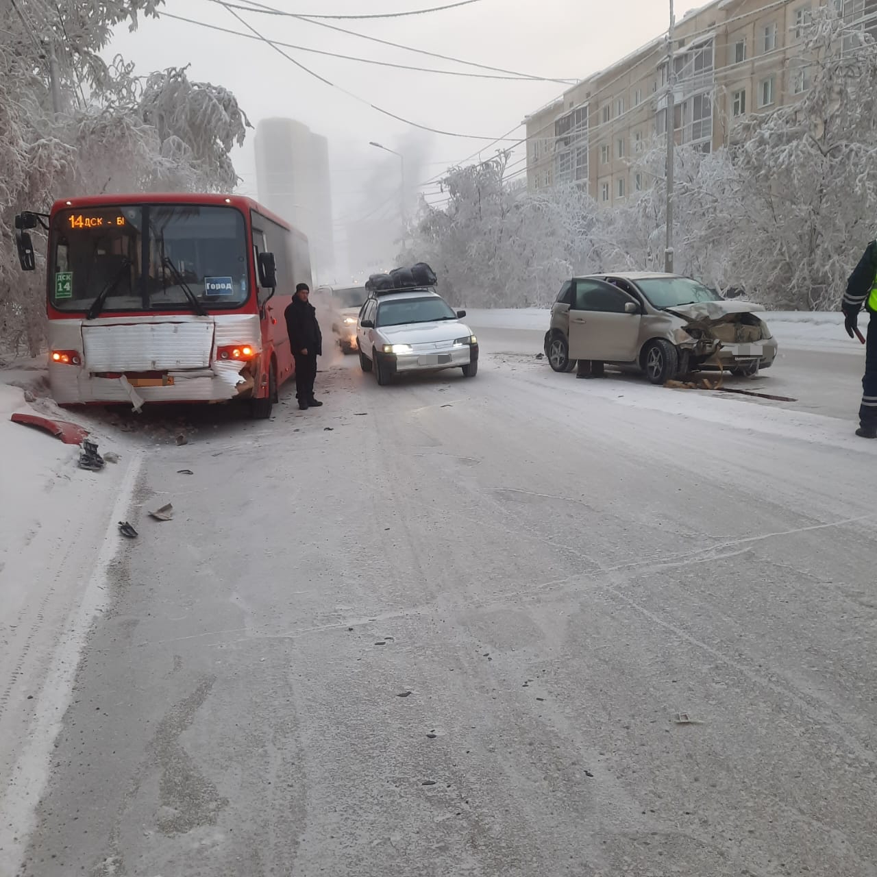Машина столкнулась с автобусом в Якутске