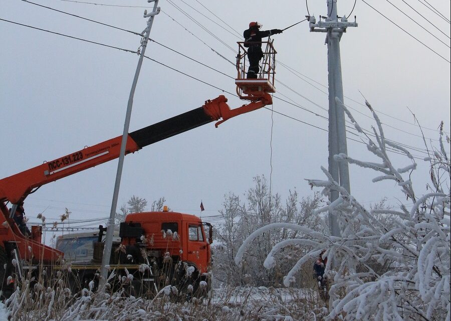 Специалисты восстанавливают электроснабжение в нескольких районах Якутска