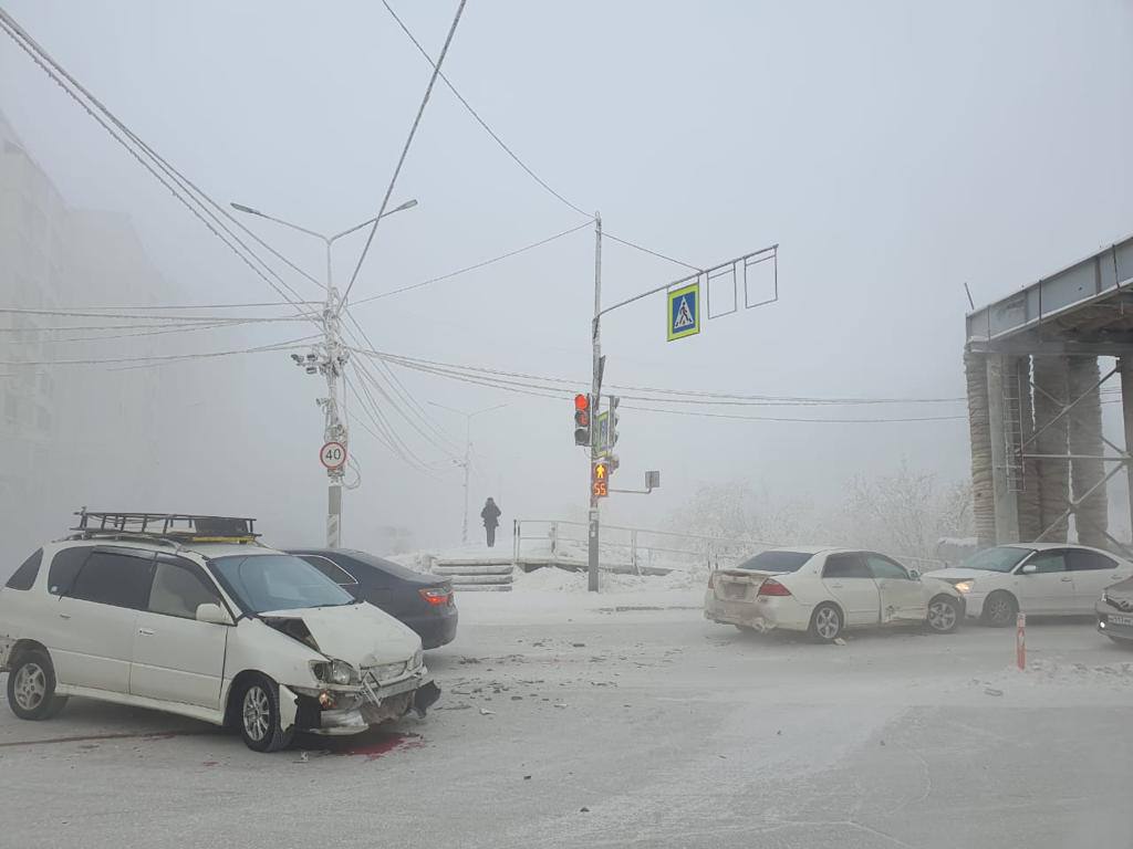 Авария с участием трех машин произошла в столице Якутии