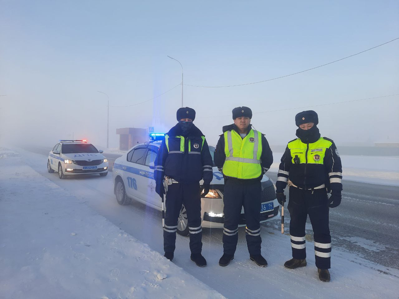 Сотрудники Госавтоинспекции Якутии помогли оказавшимся в сложной ситуации водителям