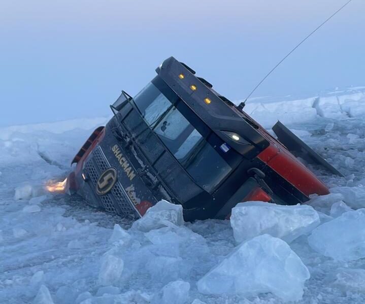 Провалившийся под лед грузовик вез уголь в село Балыктах Усть-Алданского района