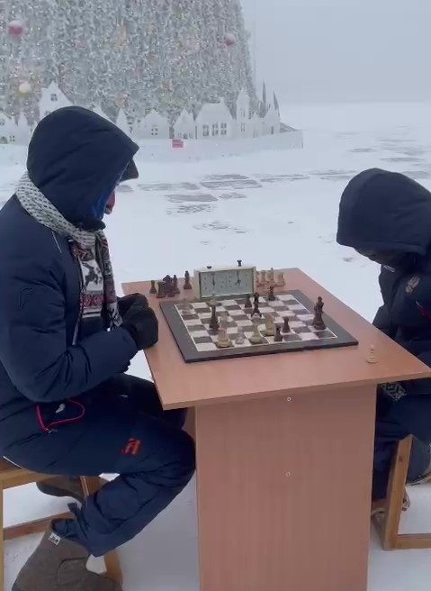 Международные гроссмейстеры сыграли в шахматы в 50-градусный мороз