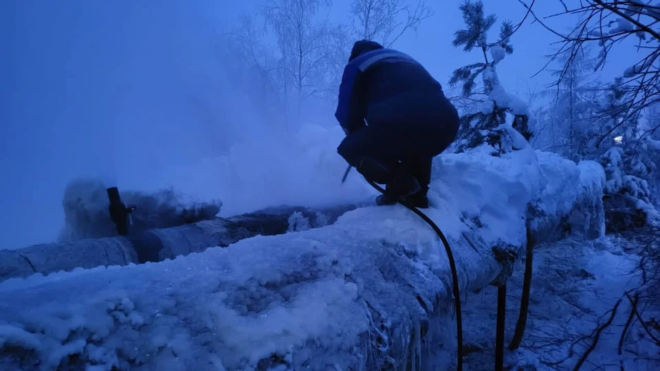 Холодную воду подали в 9 домов после аварии в якутском поселке Светлый