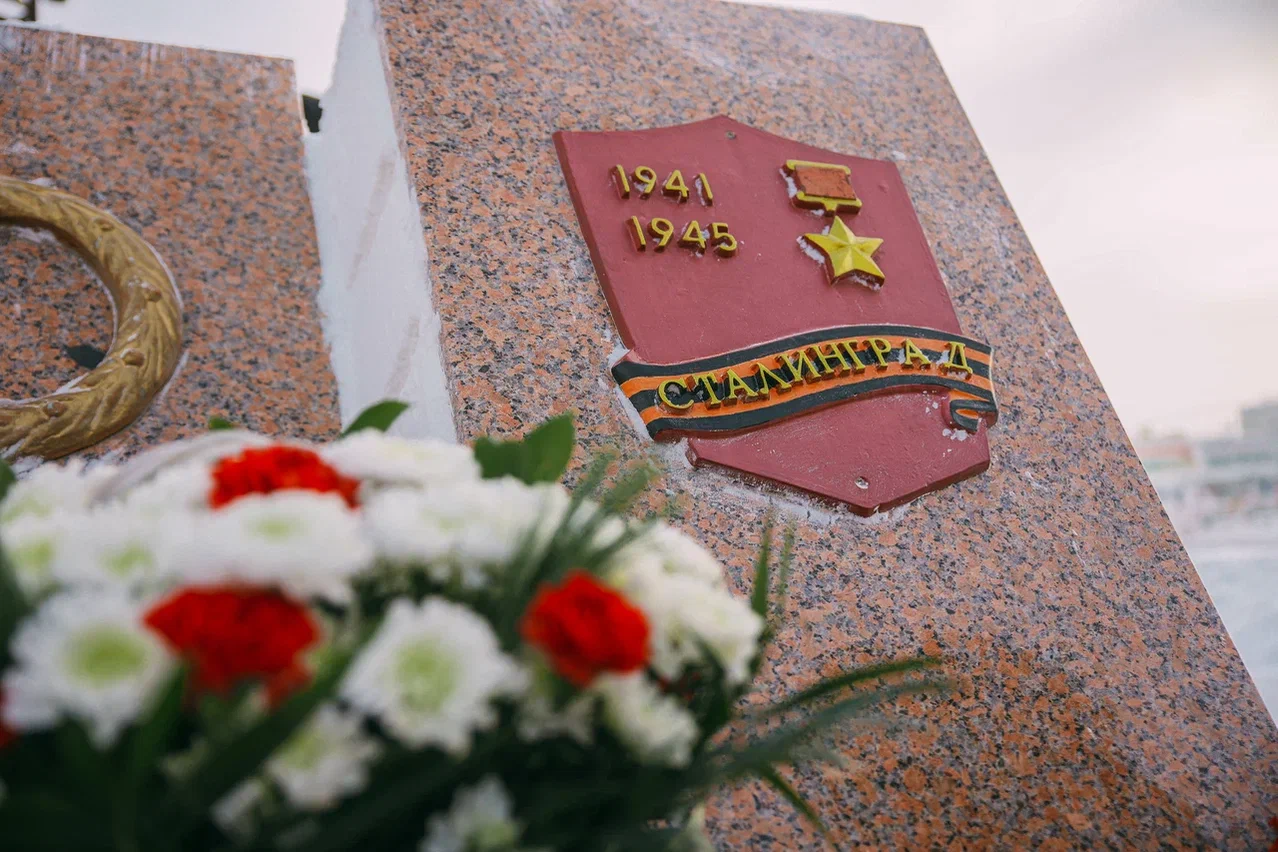 Айсен Николаев возложил цветы к мемориальной плите городу-герою Сталинграду