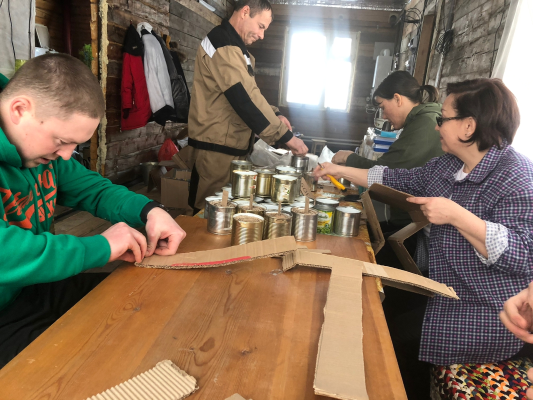 Якутские волонтеры изготавливают окопные свечи для участников СВО