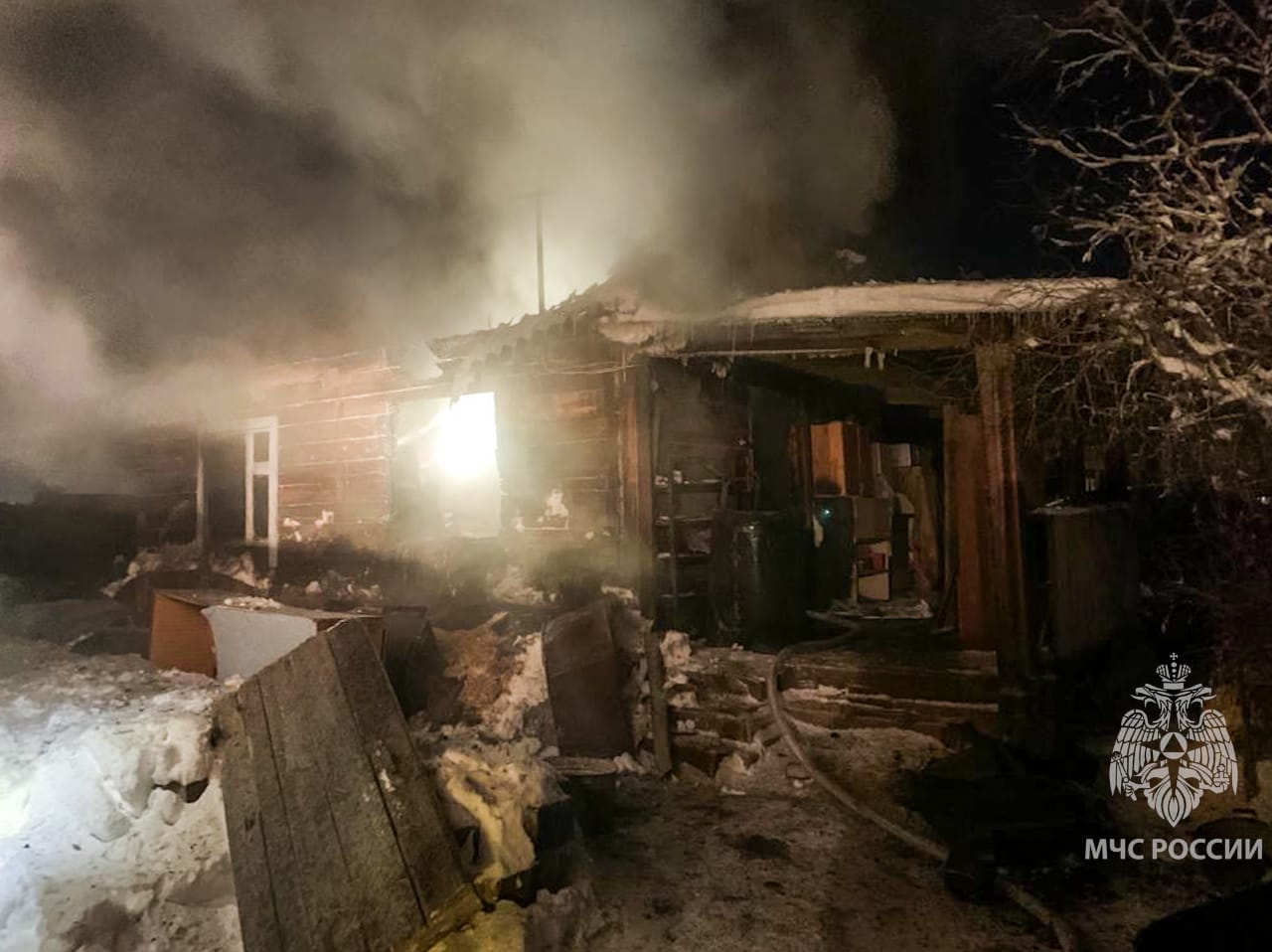 Два человека погибли при пожаре в жилом доме в Якутске