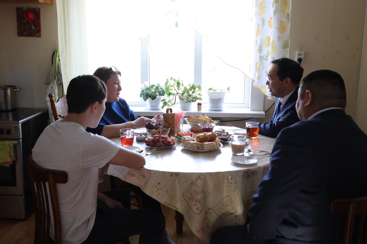 Глава Якутии встретился с семьей участника СВО из Олекминского района