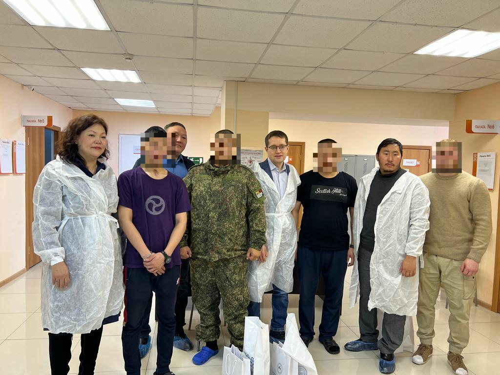 Глава Минпрома Якутии навестил раненных бойцов СВО в реабилитационном центре